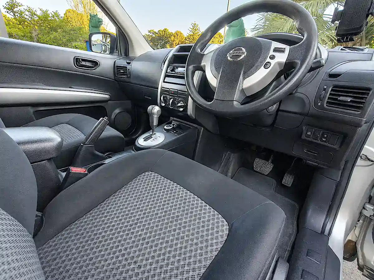 4x4 mit Dachzelt kaufen - Nissan Fahrersitz Innenraum