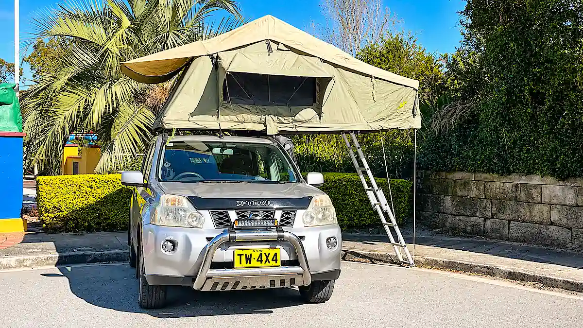 4x4 mit Dachzelt kaufen - Nissan Frontansicht Dachzelt geoeffnet