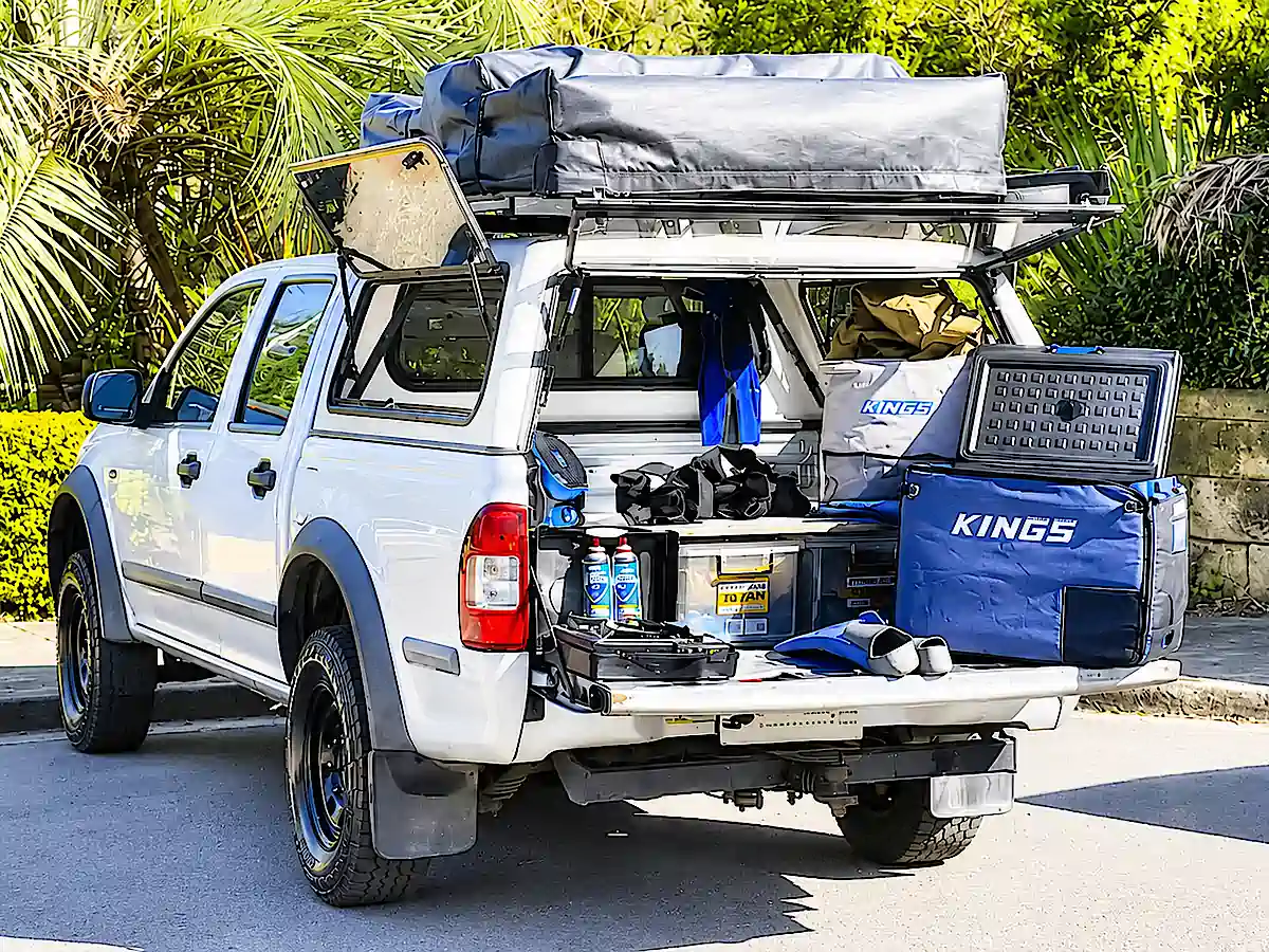 Camping und Kochausrüstung im Heck eines Autos mit Dachzelt von Travelwheels