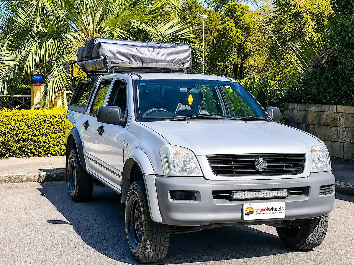 Holden Rodeo mit Dachzelt von Travelwheels in Sydney von der Fahrerseite