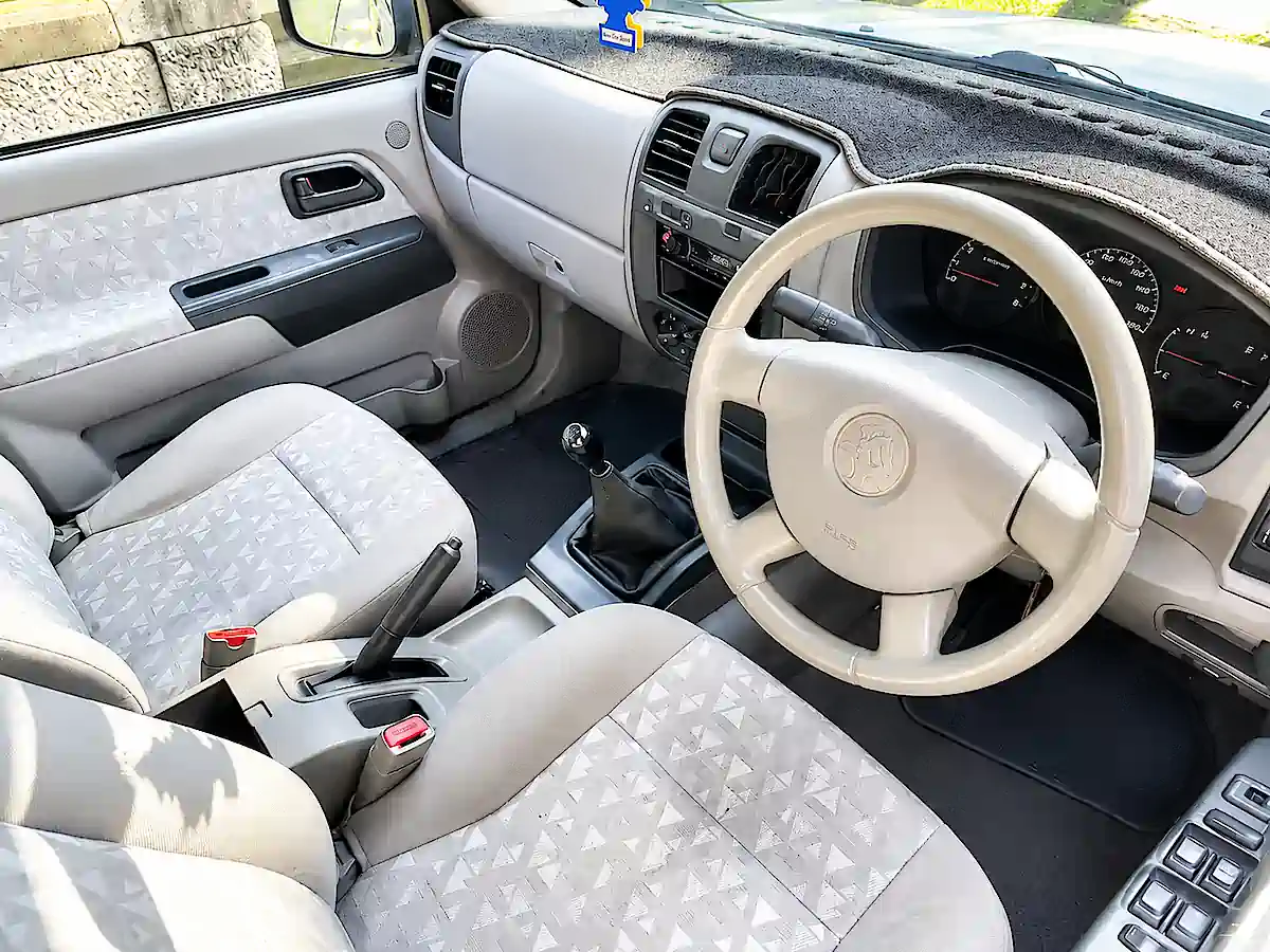Fahrersitz im Holden Rodeo mit Dachzelt von Travelwheels