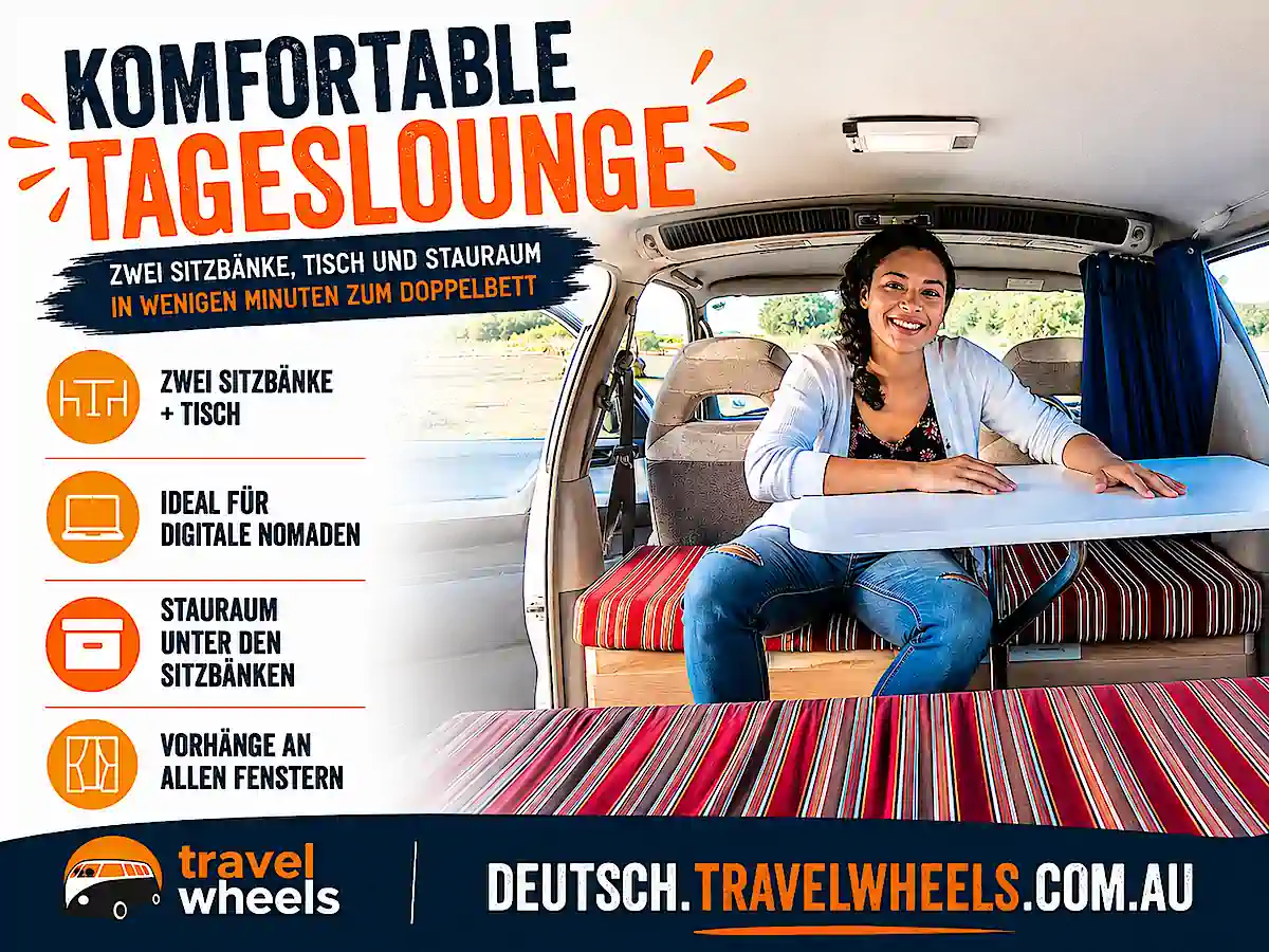 Campervan für 2 Personen kaufen – Komfortable Tageslounge mit Tisch und Sitzbänken im Travelwheels Campervan