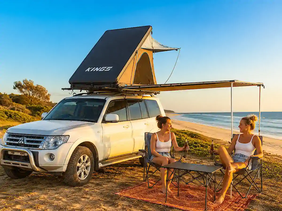 Campingplätze Australien Ostküste – zwei Reisende mit 4x4 und Dachzelt am Strand