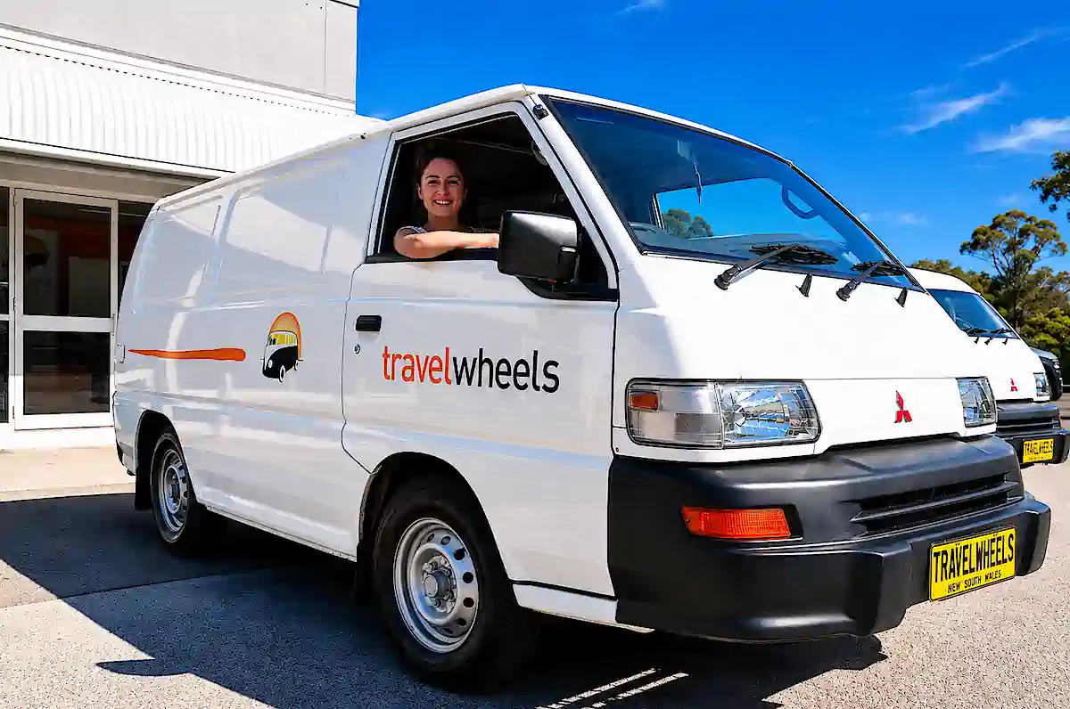 Günstigen Camper in Sydney kaufen – Reisende im Mitsubishi Campervan bei Travelwheels Sydney