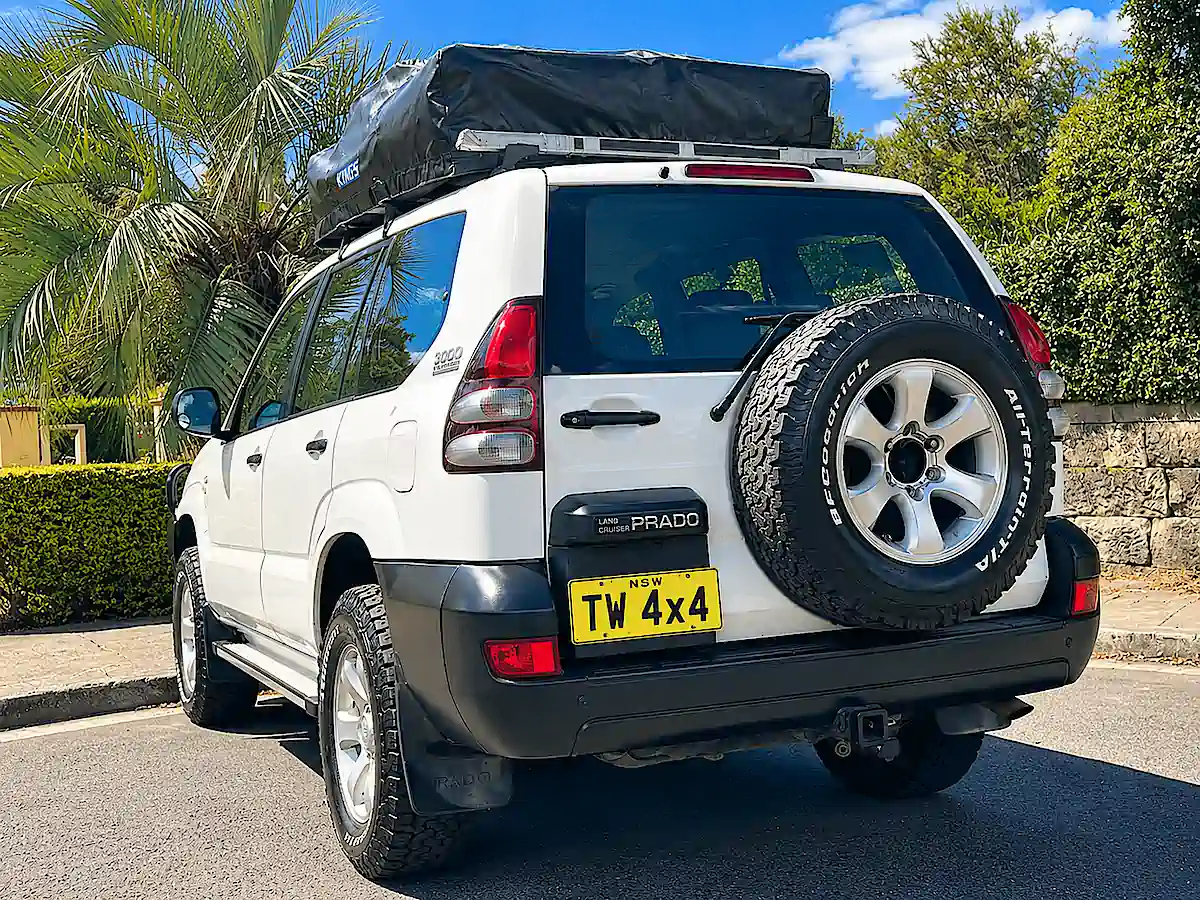 Landcruiser zum Verkauf in Sydney – Fahrerseite hinten mit Dachzelt und Reserverad