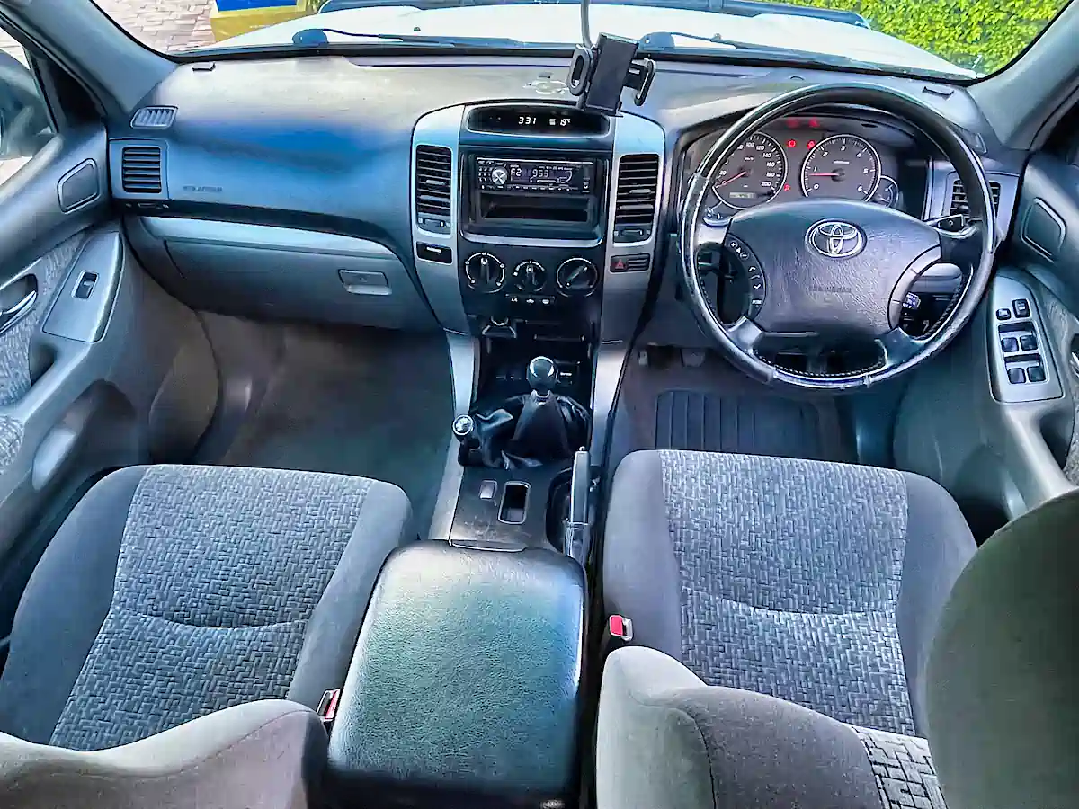 Landcruiser zum Verkauf in Sydney – Innenraum mit Fahrerplatz und Armaturenbrett