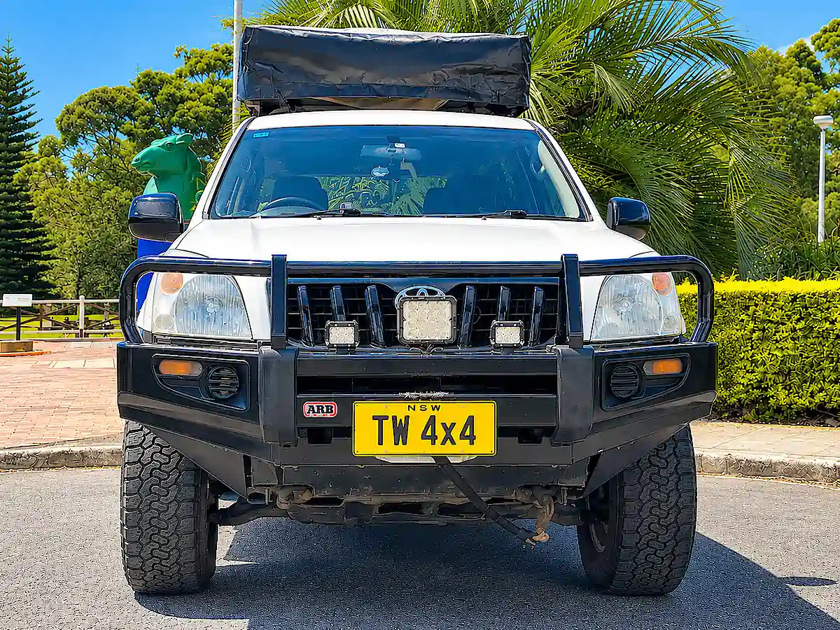 Landcruiser zum Verkauf in Sydney – Vorderansicht des Toyota 4WD mit Bullbar und Dachzelt