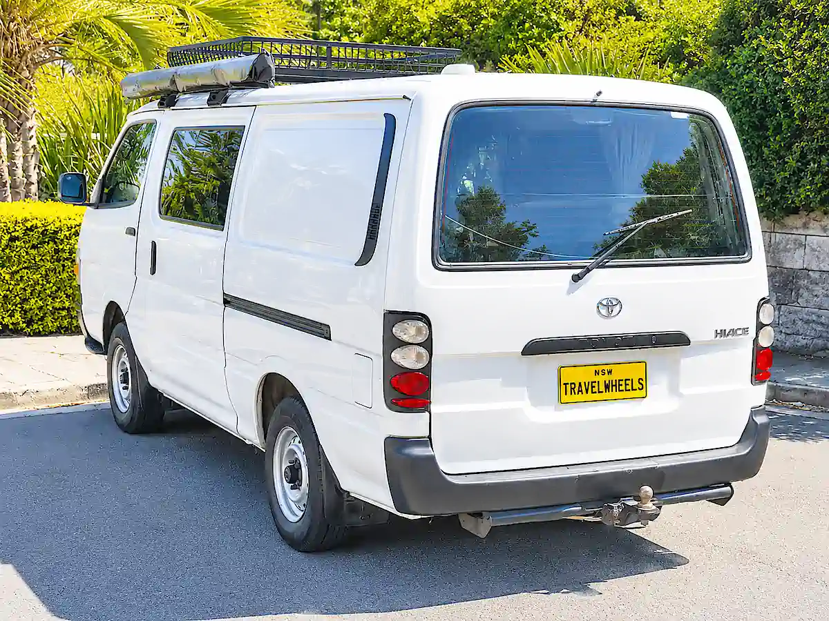 Toyota Campervan kaufen – Heckansicht von der Beifahrerseite