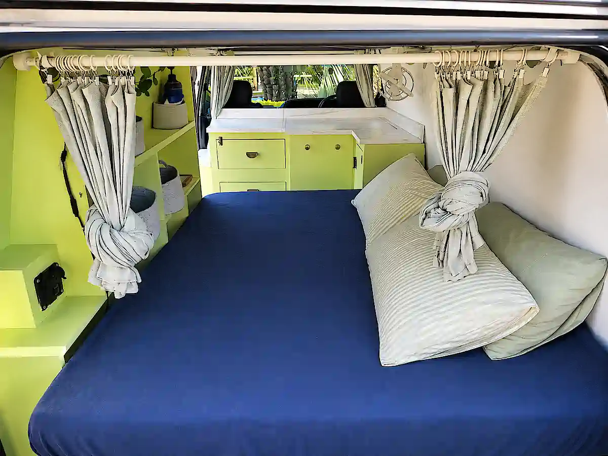 Toyota Campervan kaufen – komfortables Doppelbett mit Vorhängen für mehr Privatsphäre