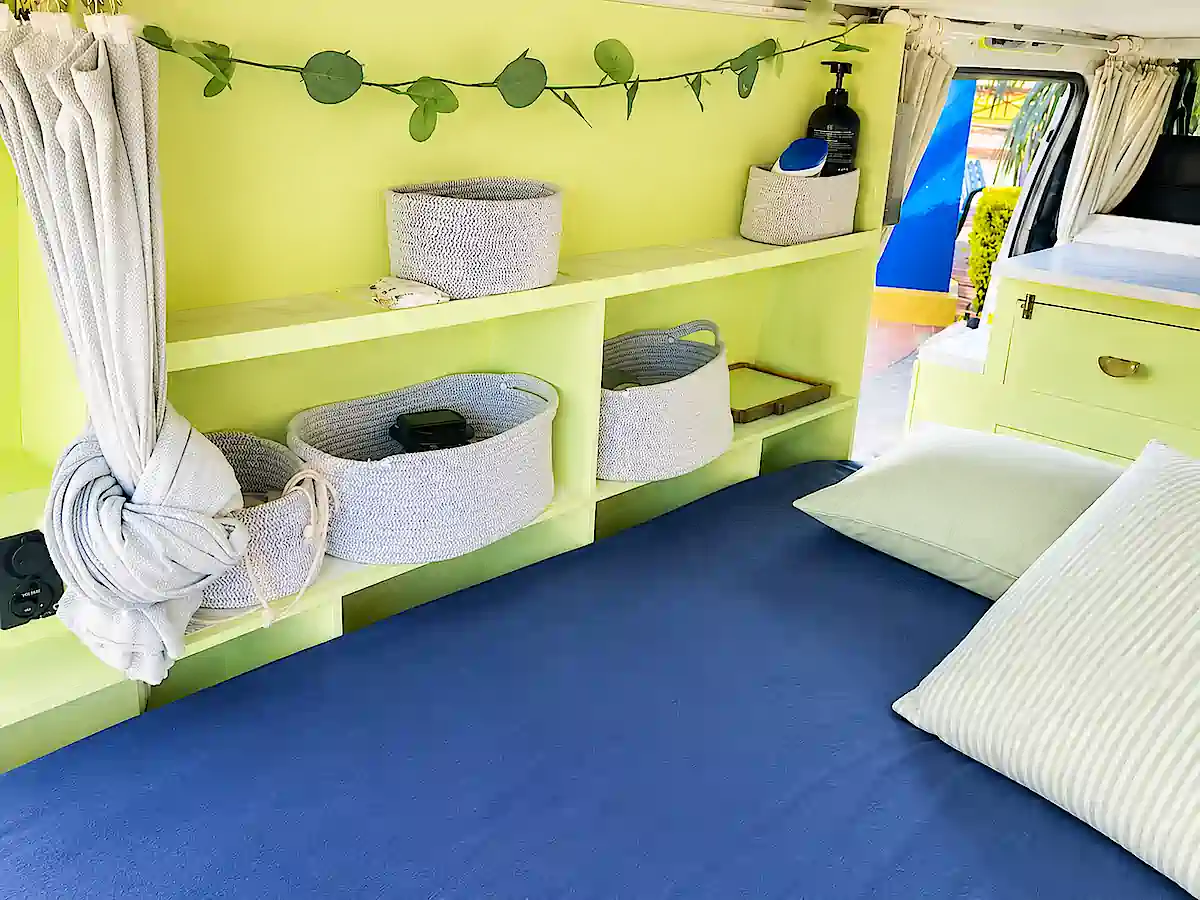 Toyota Campervan kaufen – viel Stauraum im Innenraum des Campers