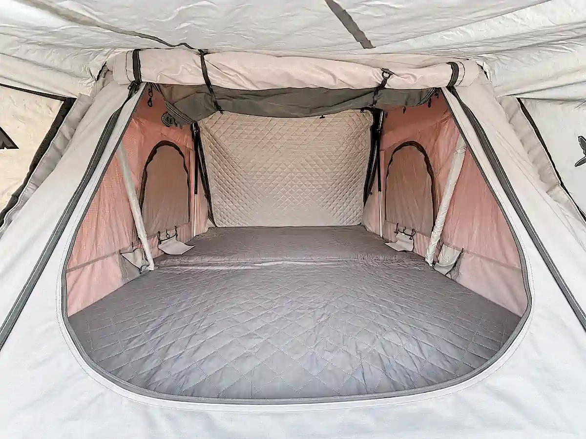 Allrad Camper kaufen in Sydney – Innenansicht des Dachzelts für zwei Personen