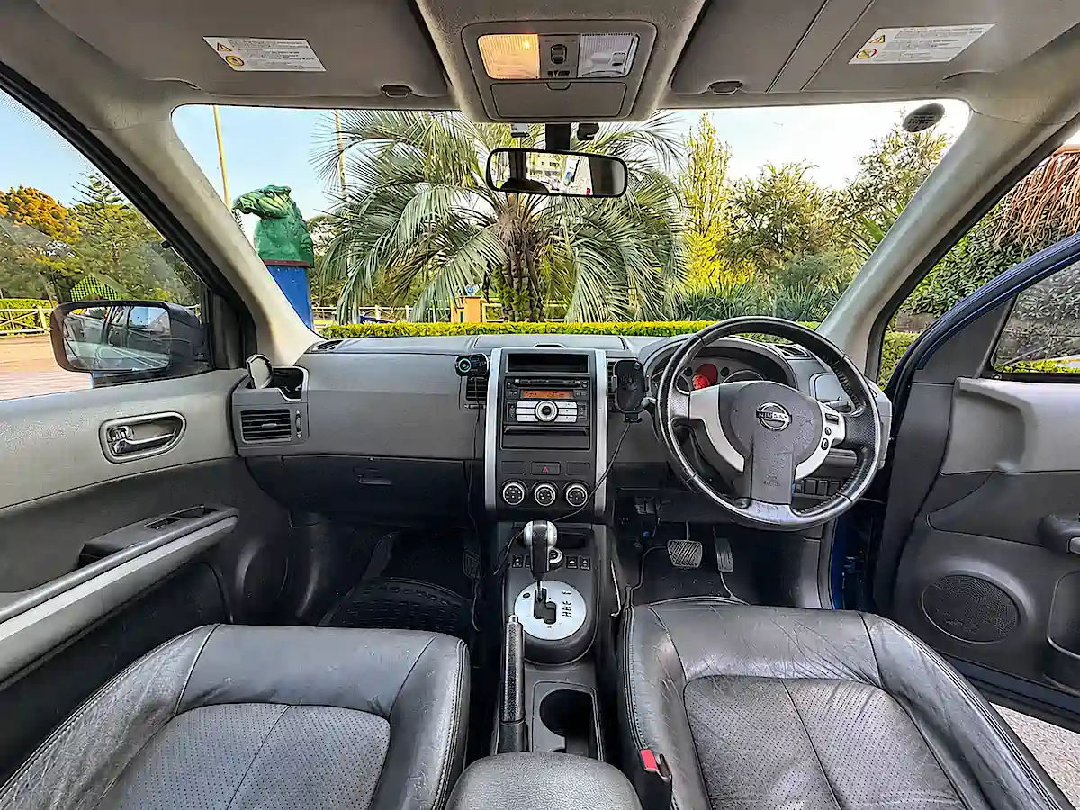Allrad Camper kaufen in Sydney – Innenraum des Nissan X-Trail mit Automatik