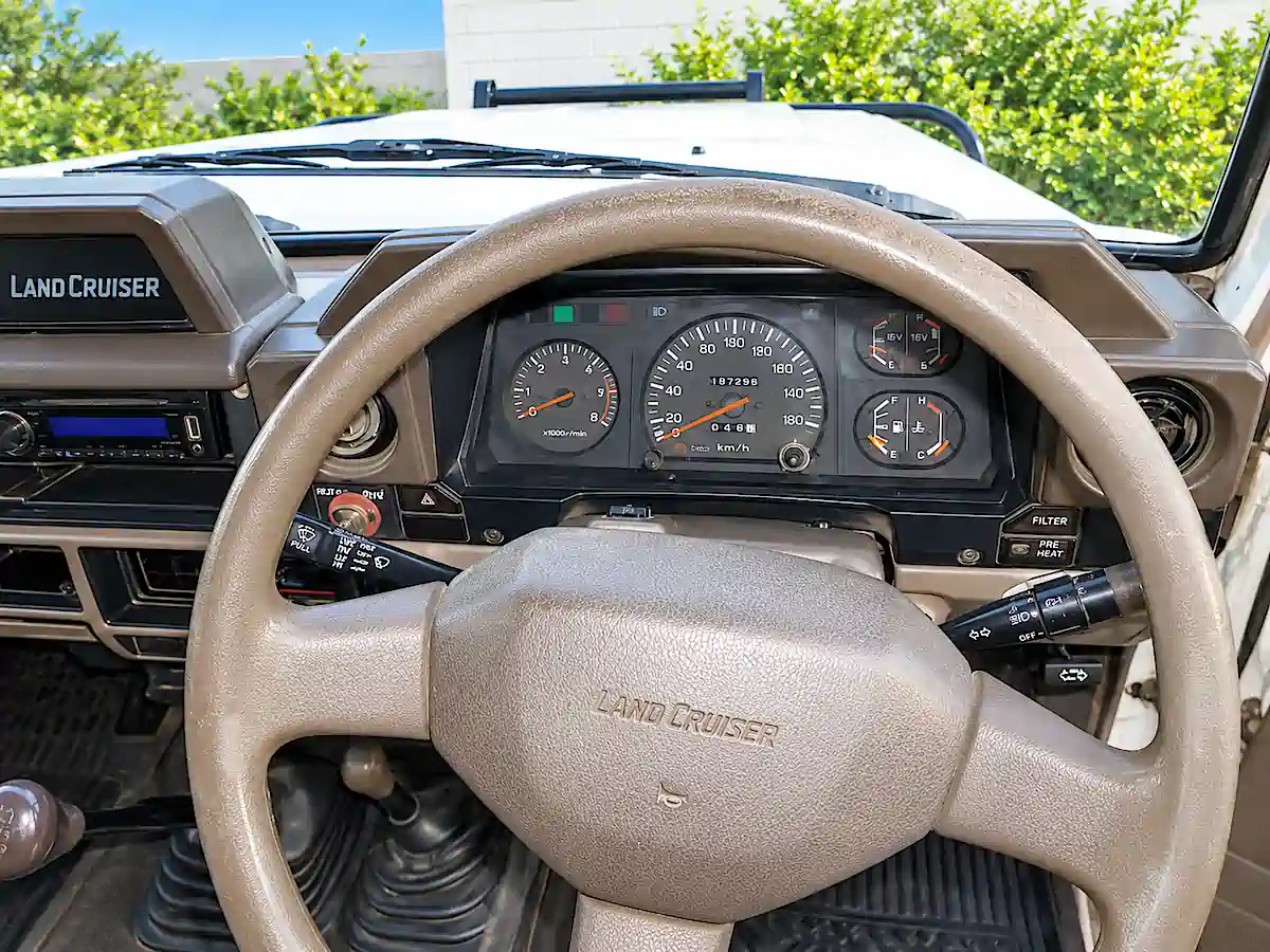 Gebrauchter Toyota Land Cruiser mit Armaturenbrett, Rechtslenkung und manuellem Schaltgetriebe