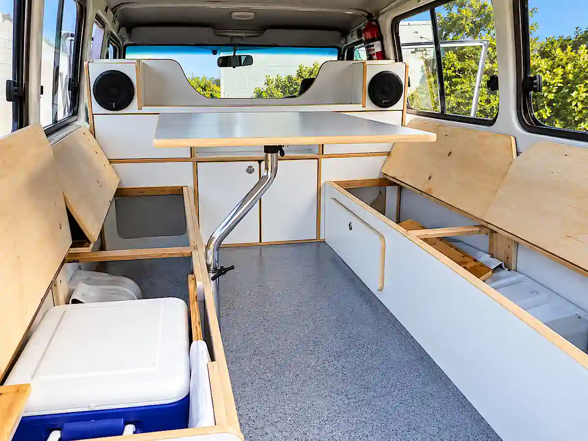 Gebrauchter Toyota Land Cruiser Bushcamper mit Sitzbereich, Tisch und Stauraum im Camper-Innenausbau