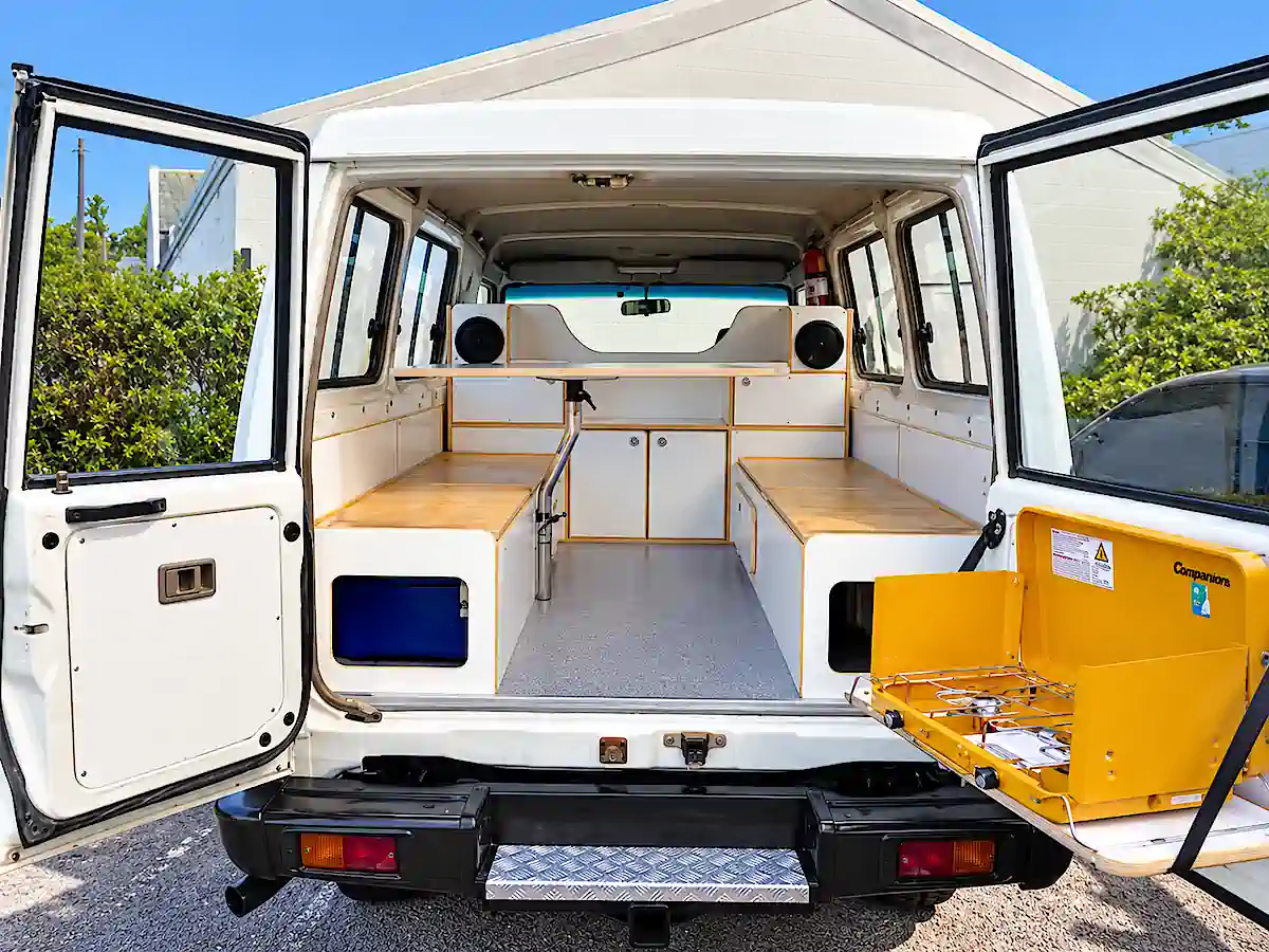 Gebrauchter Toyota Land Cruiser Bushcamper mit Camper-Innenausbau, Sitzbereich, Stauraum und ausklappbarer Küche