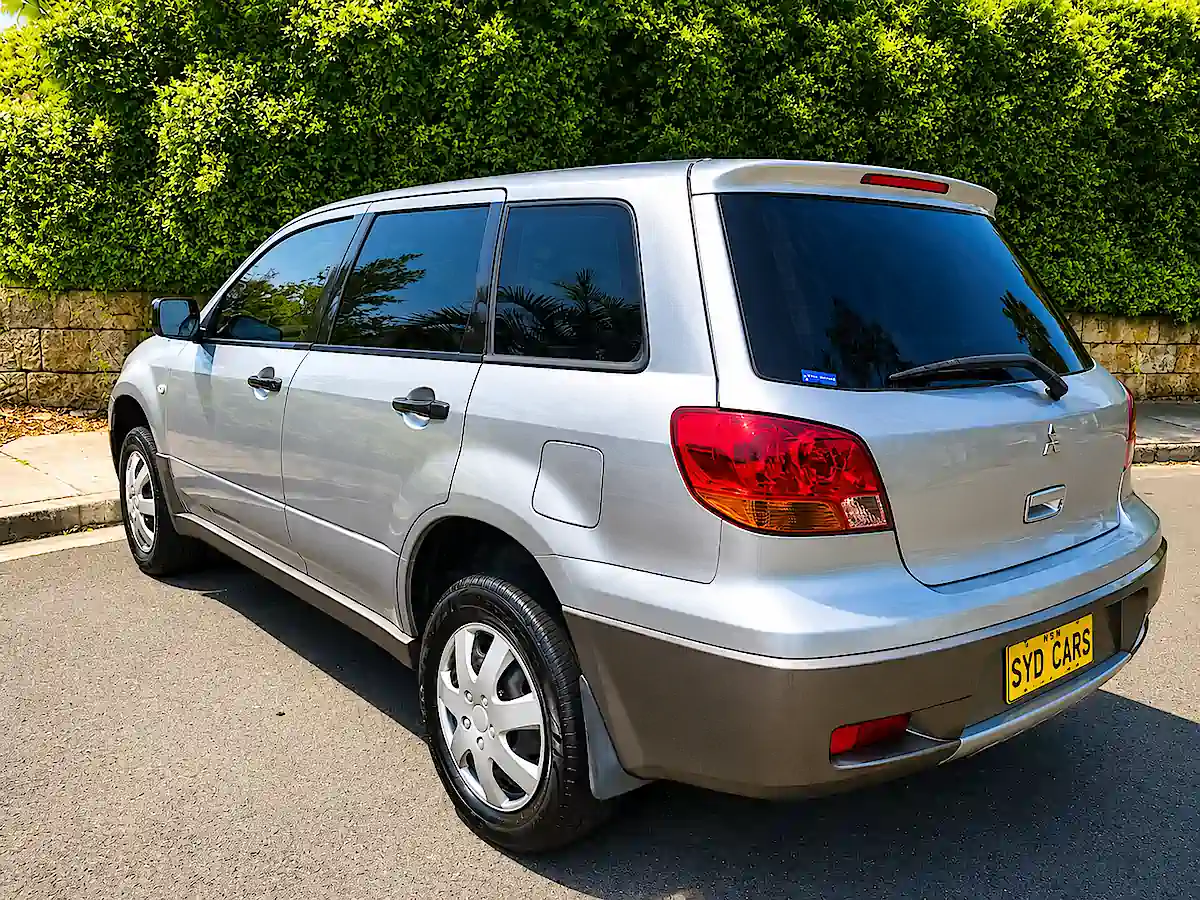 Gebrauchtwagen in Australien kaufen – silberner Mitsubishi Outlander in der Heckansicht bei Travelwheels Sydney