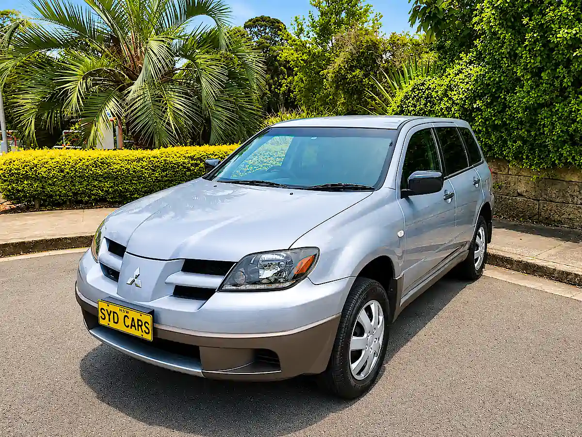 Gebrauchtwagen in Australien kaufen – silberner Mitsubishi Outlander in der Vorderansicht bei Travelwheels Sydney
