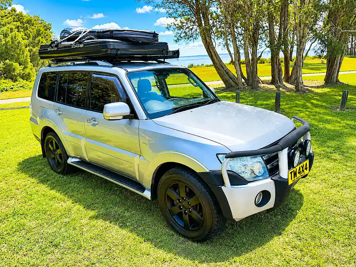 Mitsubishi Pajero gebraucht kaufen – 4x4 mit geschlossenem Dachzelt in Australien