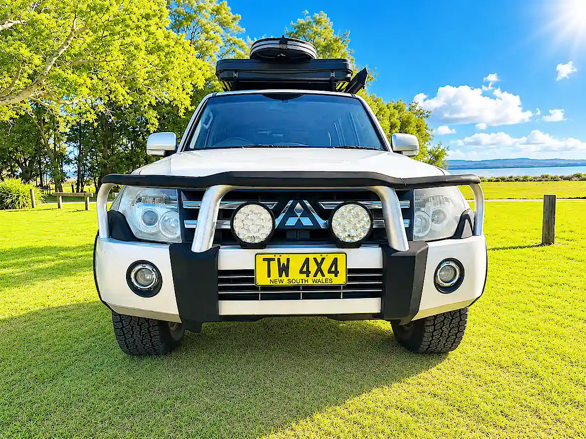 Mitsubishi Pajero gebraucht kaufen – Frontansicht mit Bullbar und Zusatzscheinwerfern