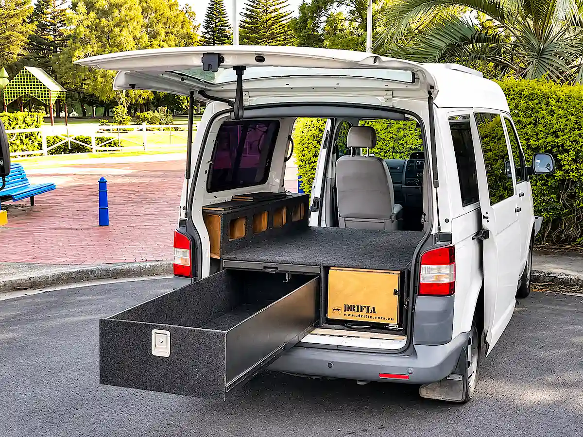 VW Camper kaufen in Sydney bei Travelwheels – großer ausziehbarer Stauraum unter dem Bett