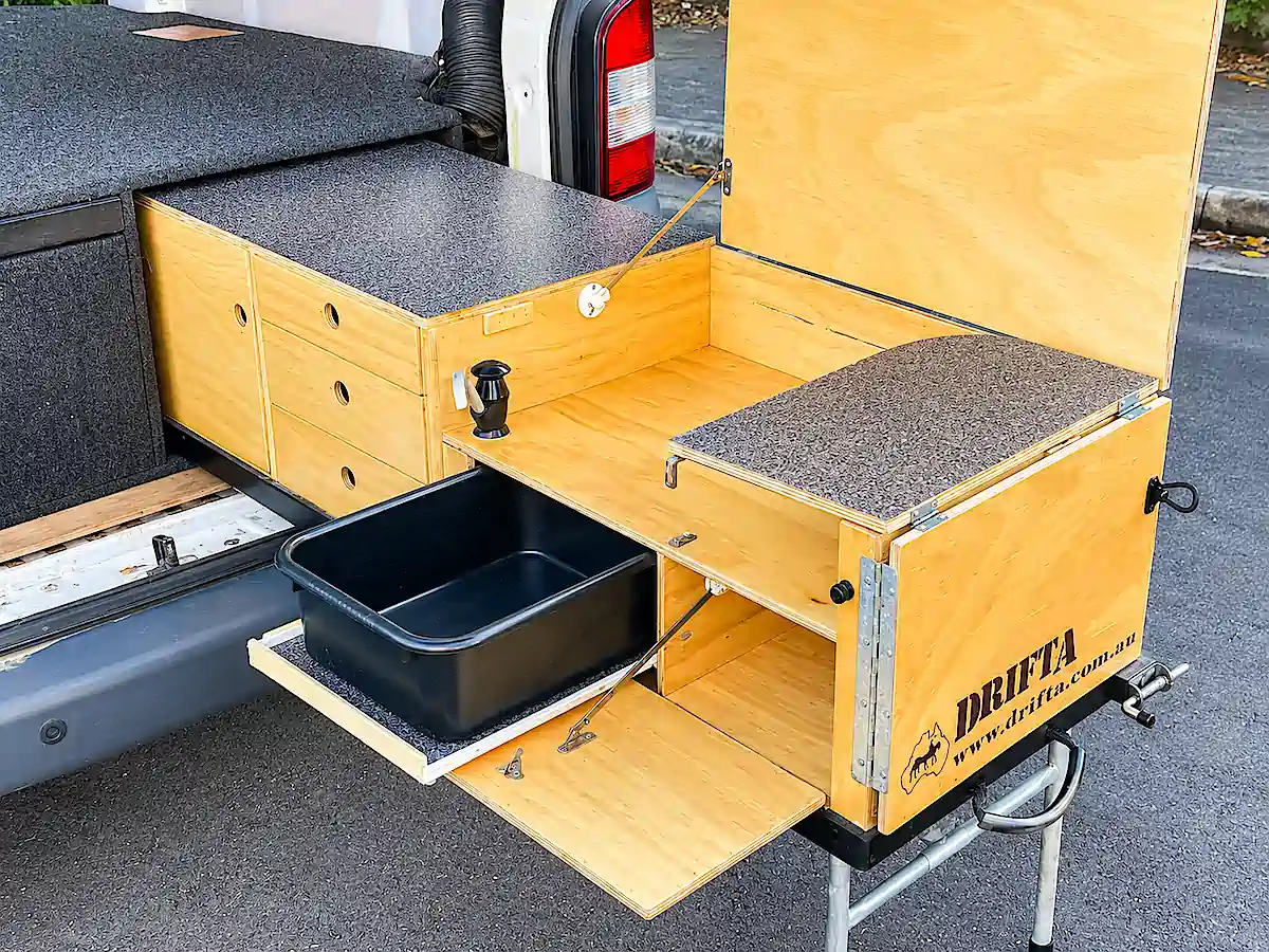 VW Camper kaufen in Sydney bei Travelwheels – ausziehbare Campingküche mit Stauraum