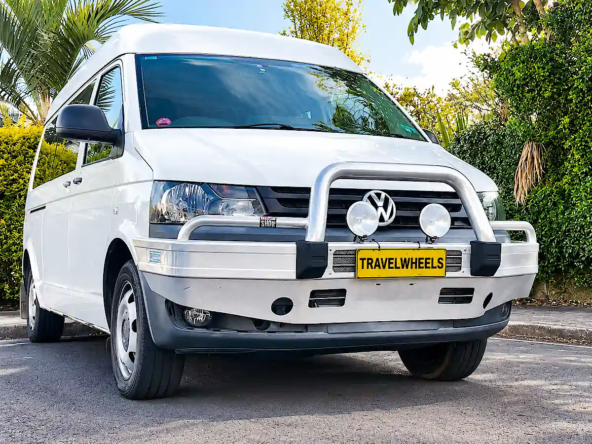 VW Camper kaufen in Sydney bei Travelwheels – Frontansicht mit Bullbar und Zusatzscheinwerfern