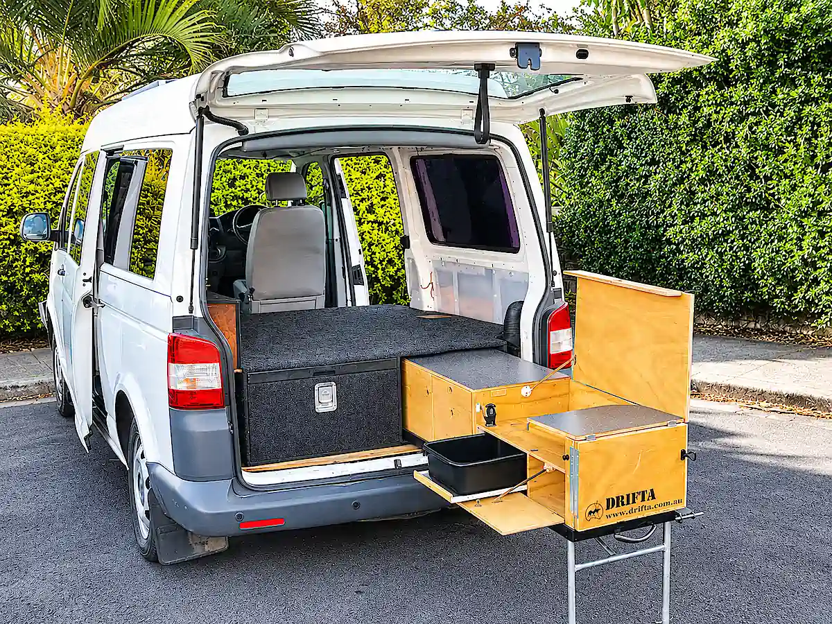 VW Camper kaufen in Sydney bei Travelwheels mit ausziehbarer Camperküche